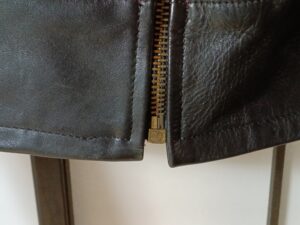 交換修理後のヴァンソンのライダースジャケットファスナー