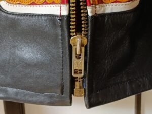 修理後のヴァンソンのライダースジャケットのファスナー下部