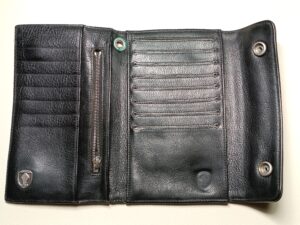 修理前の革の長財布開いたところ