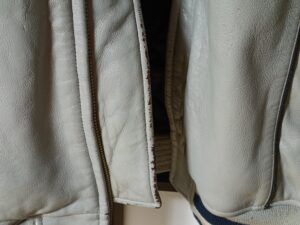 修理前のアヴィレックスのレザージャケット身頃の色剥がれ