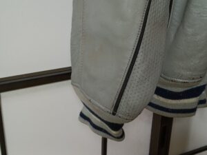 修理前のアヴィレックスのレザージャケット袖の変色