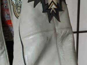 修理前のアヴィレックスのレザージャケット袖のスレ傷