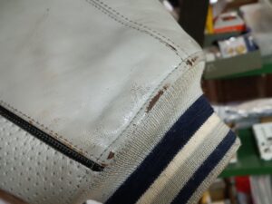 修理前のアヴィレックスのレザージャケット袖口の剥がれ