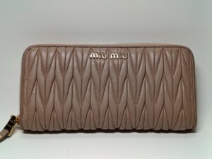 染め直し修理後のミューミューの財布