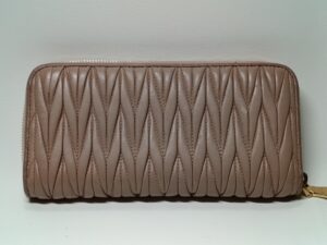 染め直し修理後のミューミューの財布背面