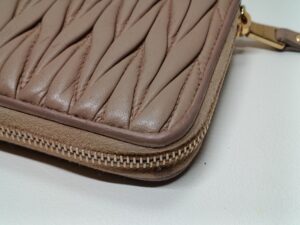 修理後のミューミューの財布端面