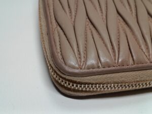 スレ傷補修後のミューミューの財布端面