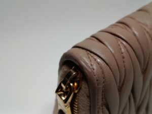 修理後のミューミューの財布の折り曲げ部分