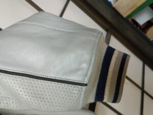 色剥がれ修理後のアヴィレックスのレザージャケット袖口