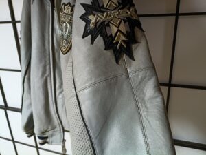 色剝がれ修理後のアヴィレックスのレザージャケットの袖