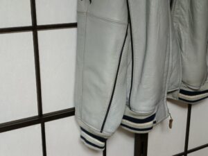 リカラー後のアヴィレックスのレザージャケットの袖