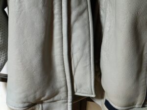 色剥がれ修理後のアヴィレックスのレザージャケットの前身頃