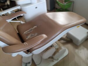 【歯科用チェア修理】破れた座面と肘掛けの革を綺麗に張り替え