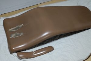 修理前の歯科用チェア