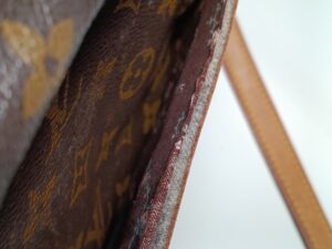 修理前のルイ・ヴィトンモノグラムショルダーバッグの外ポケットの内側の傷み