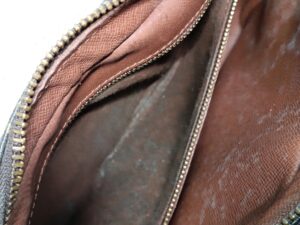 修理前のルイ・ヴィトンモノグラムショルダーバッグ内ポケットの内側の状態