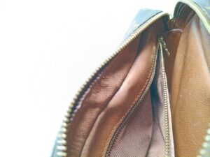 内装修理後のルイ・ヴィトンモノグラムショルダーバッグ内ポケット