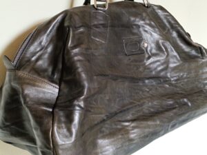 色褪せた革のボストンバッグ