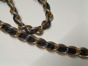 修理前のシャネルマトラッセチェーンショルダーバッグのチェーンベルト部分