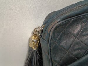 修理前のシャネルマトラッセチェーンショルダーバッグのコーンーのスレ傷