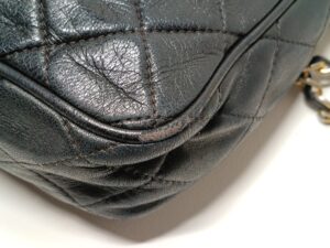 修理前のシャネルマトラッセチェーンショルダーバッグの表皮剥がれ