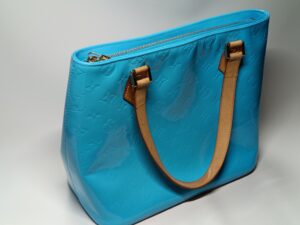 カラーチェンジ後のルイ・ヴィトンヴェルニのバッグ斜めアングル