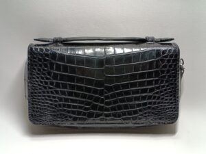 修理前のクロコダイルレザーの財布外装