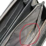 修理前のクロコダイルレザー財布小銭入れの底の破れ