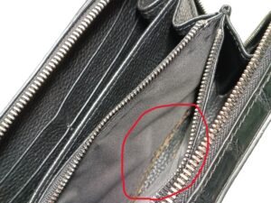 修理前のクロコダイルレザー財布小銭入れの底の破れ