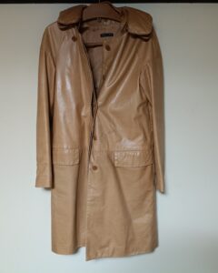 【革コート修理】部分的な革破れを周囲になじむように綺麗に補修！