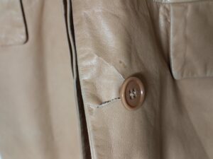 修理前の革のコートの破れ