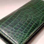 修理前のクロコダイルレザー財布のくすんだ状態