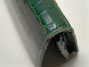 修理前のクロコダイルレザー財布のコバの傷み