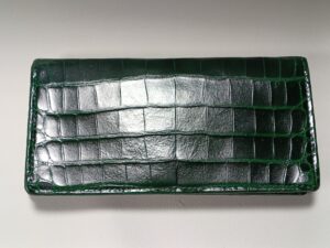 修理後のクロコダイルレザー財布別アングル