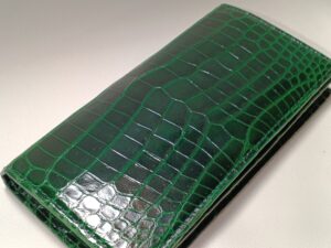 リカラー後のクロコダイルレザー財布