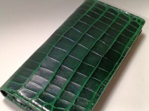 リカラー後のクロコダイルレザー財布