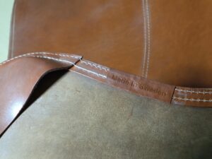 革タグ接着後のバタフライチェア座面の裏側