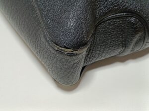 修理前のフェラガモトートバッグの角スレによる破れ
