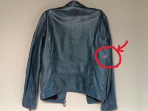 修理前のシェルビーのレザージャケット背面の破れ箇所