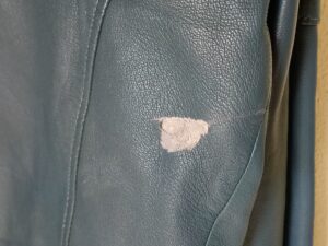 修理前のシェルビーのレザージャケットの表皮剥がれ