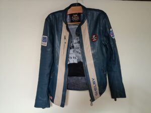 【革ジャケット部分修理】表皮の革剥がれを周囲になじむように補修