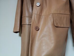 部分破れ補修後の革のコート