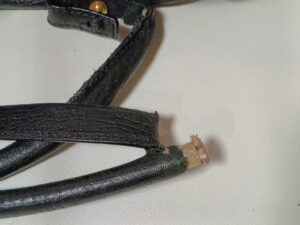 修理前のクロエのバッグショルダーベルトの切れた部分
