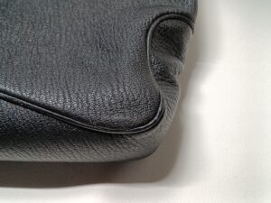修理後のフェラガモトートバッグの底角