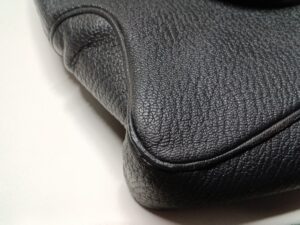 破れ修理後のフェラガモトートバッグの底角