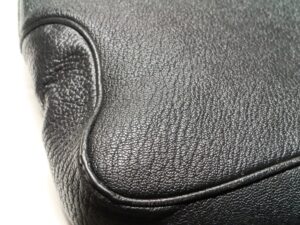 修理後のフェラガモトートバッグの底角