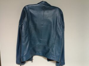 修理後のシェルビーのレザージャケット背面