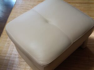 修理後の革のオットマン