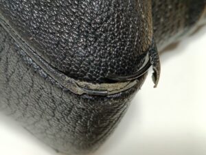 修理前のフェラガモトートバッグの底角の破れ