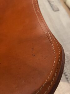 【革バタフライチェア修理】ステッチのほつれを手縫い縫製で綺麗に！